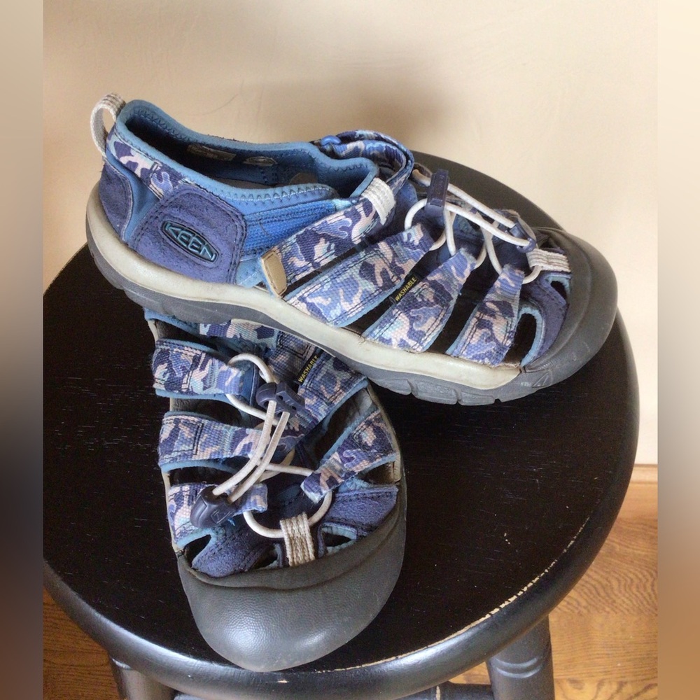 Size 5 us blue camo waterproof Keen sandals